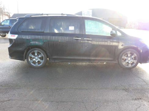 Used 2016 Toyota Sienna SE Premium image 4