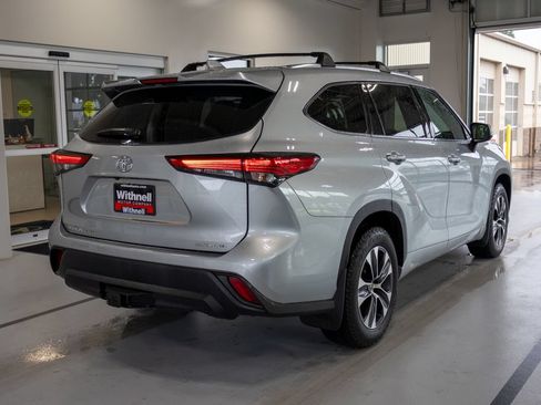 Used 2020 Toyota Highlander XLE AWD/4WD image 7