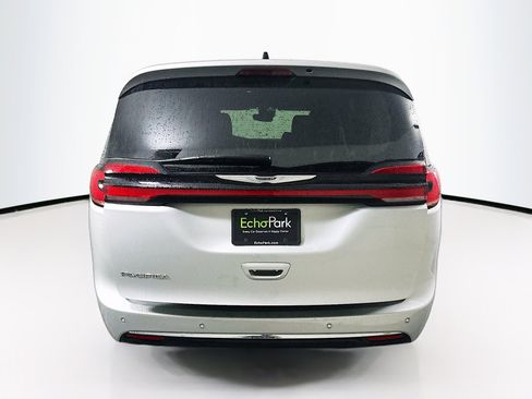 Used 2024 Chrysler Pacifica Touring-L image 7