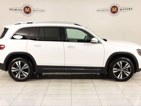 Used 2025 Mercedes-Benz GLB 250 4MATIC image 2