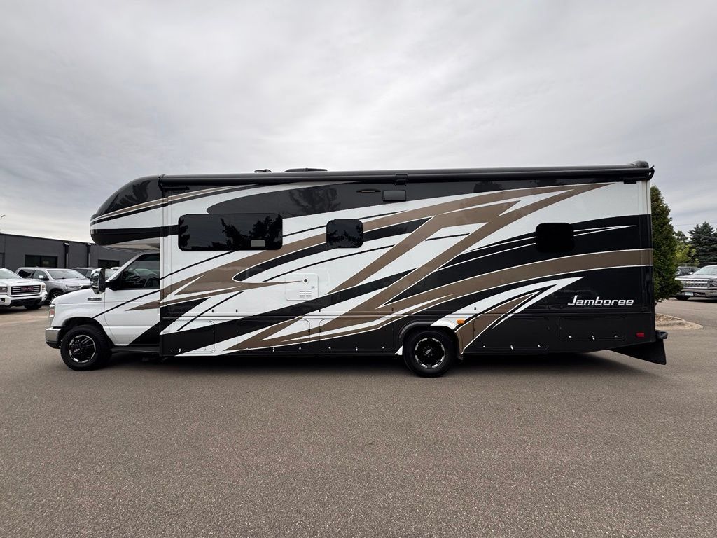 Used 2017 Ford E-450 and Econoline 450 Super Duty w/ Motorhome Prep Package RWD image 9