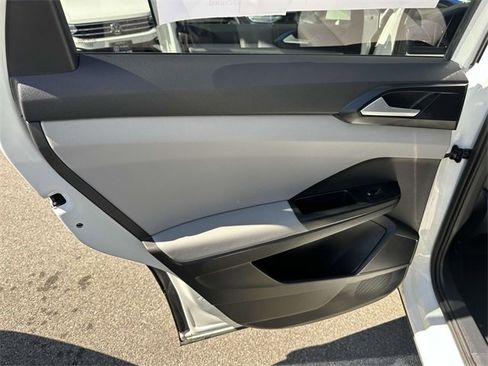 Certified 2022 Volkswagen Taos SE image 15