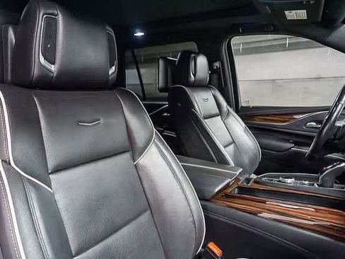 Used 2021 Cadillac Escalade Premium Luxury image 18
