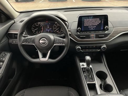 Used 2025 Nissan Altima 2.5 SV FWD image 11