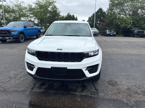 Used 2024 Jeep Grand Cherokee Altitude AWD/4WD image 9