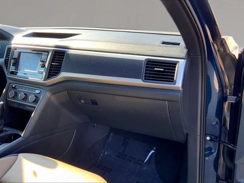 Certified 2022 Volkswagen Atlas Cross Sport SE FWD image 17