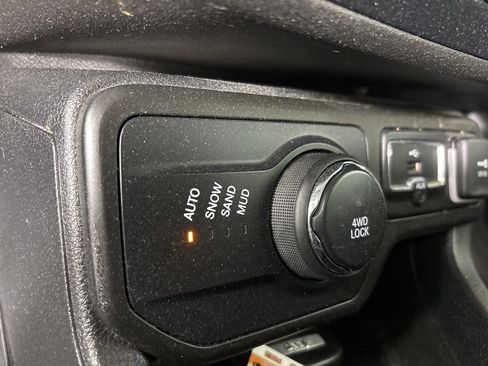 Used 2018 Jeep Renegade Latitude w/ Popular Equipment Group image 17