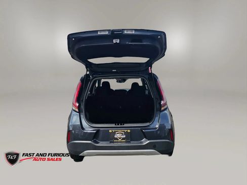 Used 2023 Kia Soul LX w/ Option Group 015 FWD image 8