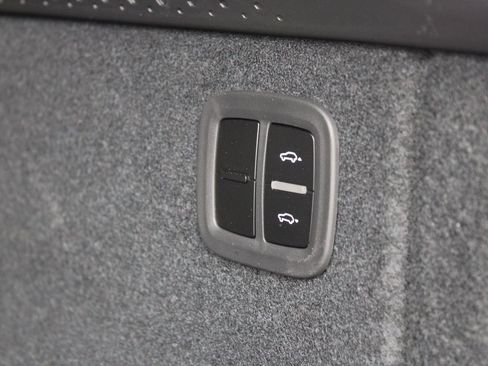 Used 2024 Porsche Macan 4 Electric image 33