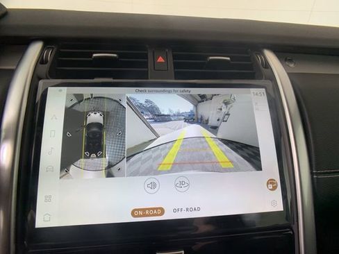 Used 2025 Land Rover Discovery Dynamic SE image 19