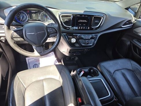 Used 2020 Chrysler Pacifica Touring-L Plus FWD image 12