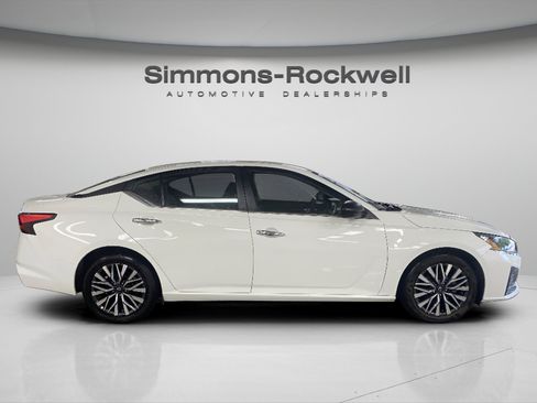 Used 2025 Nissan Altima 2.5 SV FWD image 6