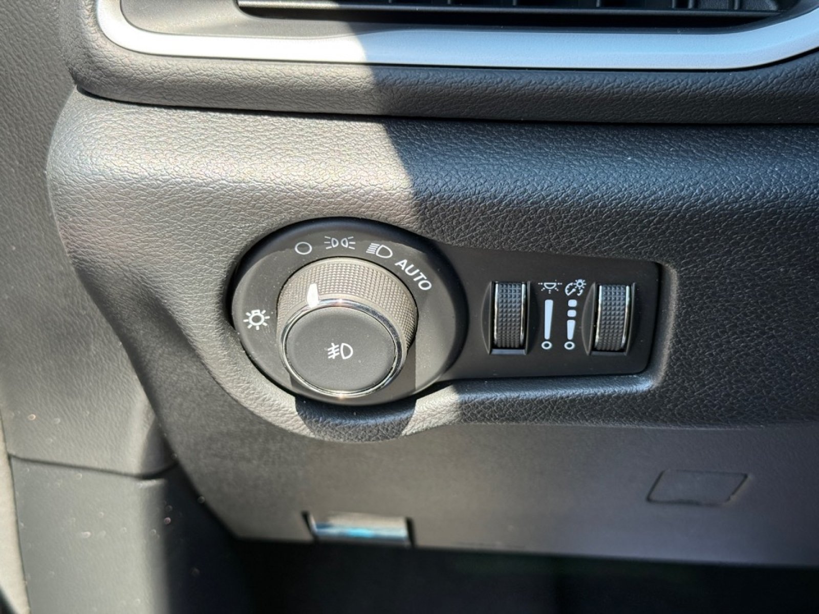 Used 2025 Chrysler Pacifica Select FWD image 37
