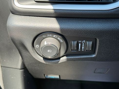 Used 2025 Chrysler Pacifica Select FWD image 37