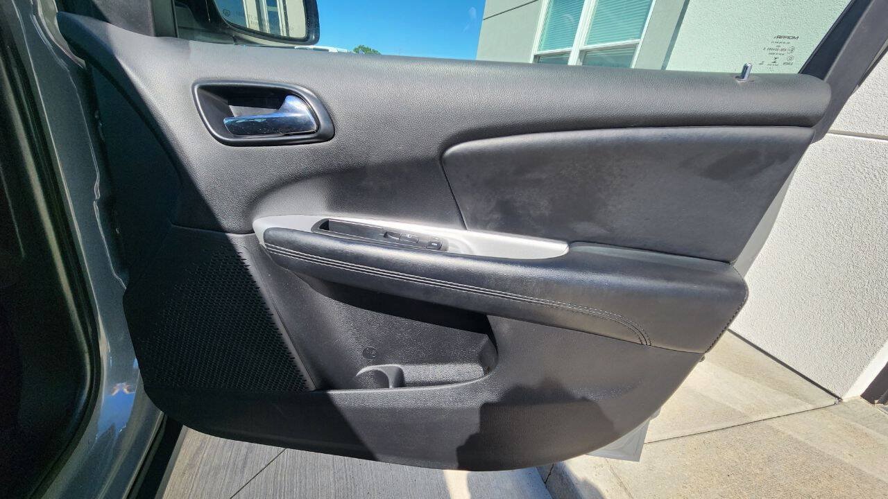Used 2019 Dodge Journey SE FWD image 16