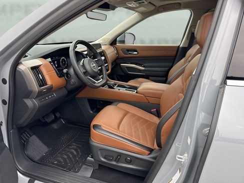 Used 2024 Nissan Pathfinder Platinum image 9