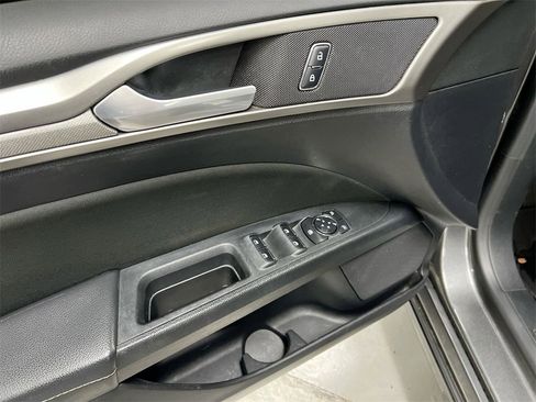 Used 2018 Ford Fusion SE w/ Fusion SE Technology Package image 19