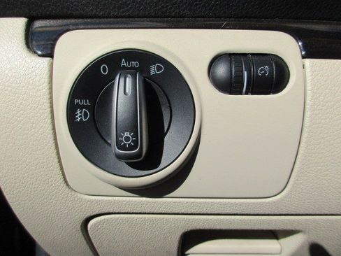 Used 2015 Volkswagen Eos Executive FWD image 26