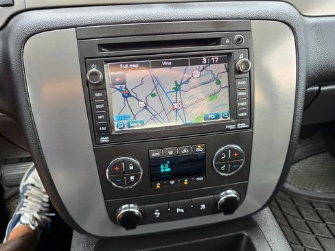 Used 2011 Chevrolet Avalanche LT w/ Luxury Package AWD/4WD image 23