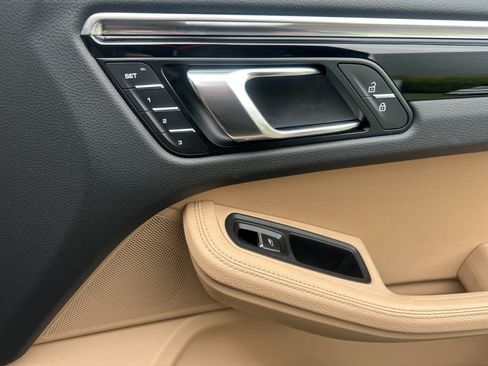 Certified 2024 Porsche Macan AWD/4WD image 19