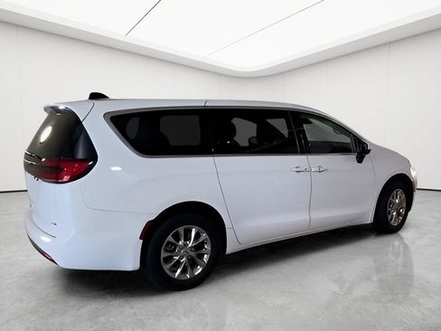 Used 2023 Chrysler Pacifica Touring-L AWD/4WD image 5