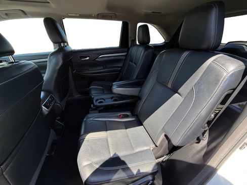 Used 2018 Toyota Highlander SE w/ Carpet Mat Package (TMS) AWD/4WD image 16