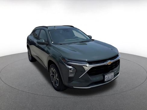 Used 2025 Chevrolet Trax LT w/ LT Convenience Package FWD image 3