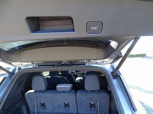 Used 2025 Chevrolet Traverse LT image 11