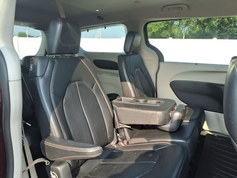 Used 2017 Chrysler Pacifica Touring-L w/ Tire & Wheel Group image 17