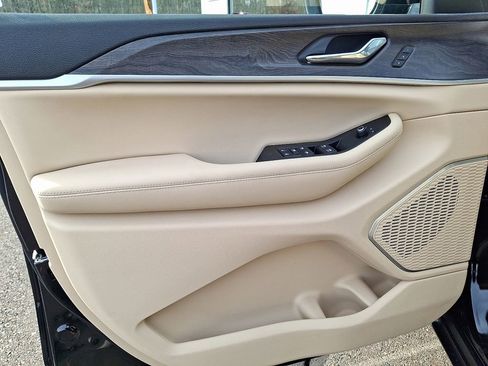 New 2025 Jeep Grand Cherokee Limited w/ Luxury Tech Group II AWD/4WD image 9