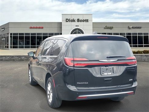 New 2026 Chrysler Pacifica Select image 3