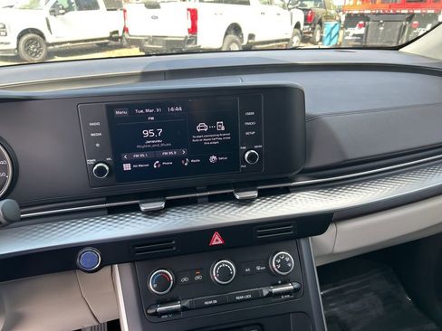 Used 2024 Kia Carnival LX FWD image 17