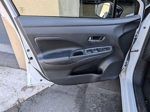 Used 2025 Nissan Versa SR FWD image 18