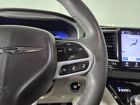 Certified 2023 Chrysler Pacifica Touring-L image 47