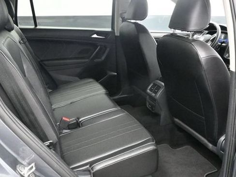 Used 2022 Volkswagen Tiguan SE w/ Panoramic Sunroof Package AWD/4WD image 10