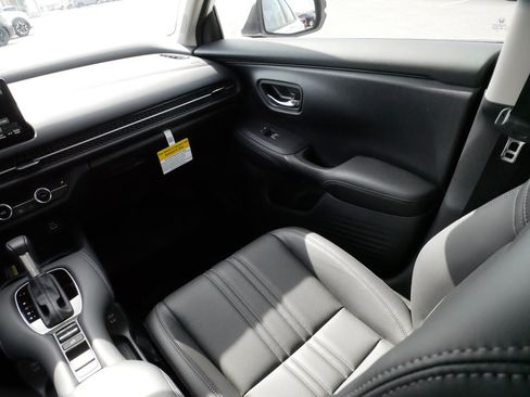 Used 2024 Honda HR-V EX-L image 11