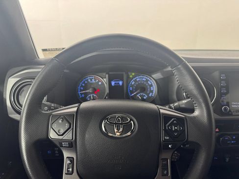 Used 2022 Toyota Tacoma TRD Off-Road w/ Technology Package AWD/4WD image 16