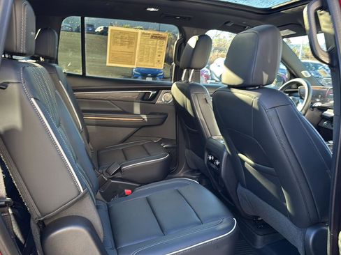 Used 2025 Buick Enclave Avenir image 11