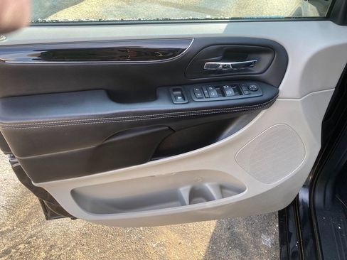Used 2016 Dodge Grand Caravan SE image 11