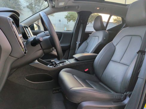 Used 2025 Volvo XC40 B5 Core image 16