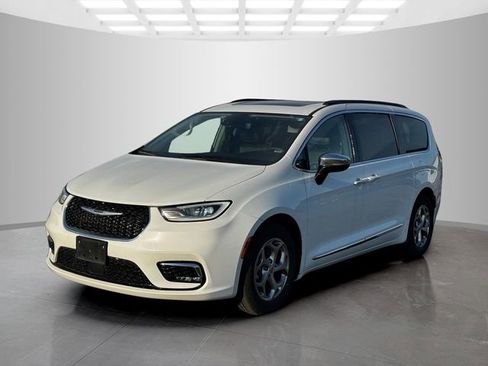 Certified 2023 Chrysler Pacifica Limited FWD image 3