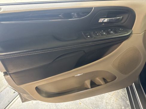 Used 2017 Dodge Grand Caravan SXT image 17