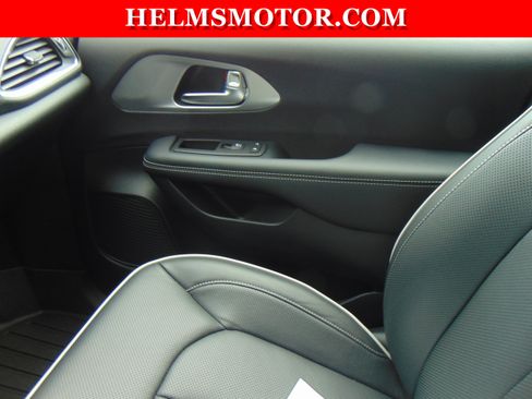 Certified 2025 Chrysler Pacifica Limited FWD image 34