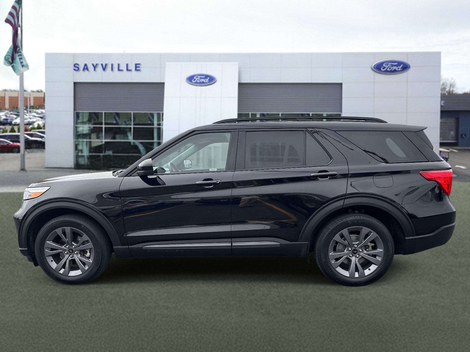 Used 2022 Ford Explorer XLT w/ Equipment Group 202A AWD/4WD image 2