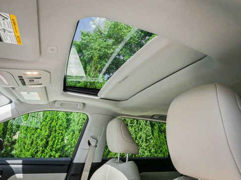 Used 2024 Toyota Highlander XLE FWD image 28