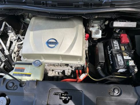 Used 2015 Nissan Leaf SL FWD image 38