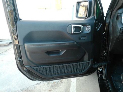 Used 2025 Jeep Wrangler Unlimited Sahara image 13