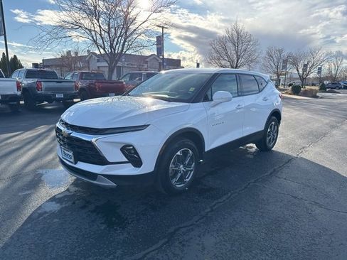 Used 2025 Chevrolet Blazer LT image 3