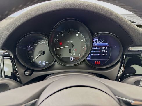 Certified 2025 Porsche Macan AWD/4WD image 17