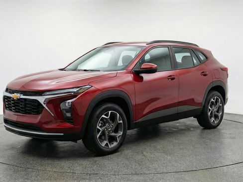 Used 2025 Chevrolet Trax LT w/ LT Convenience Package FWD image 3